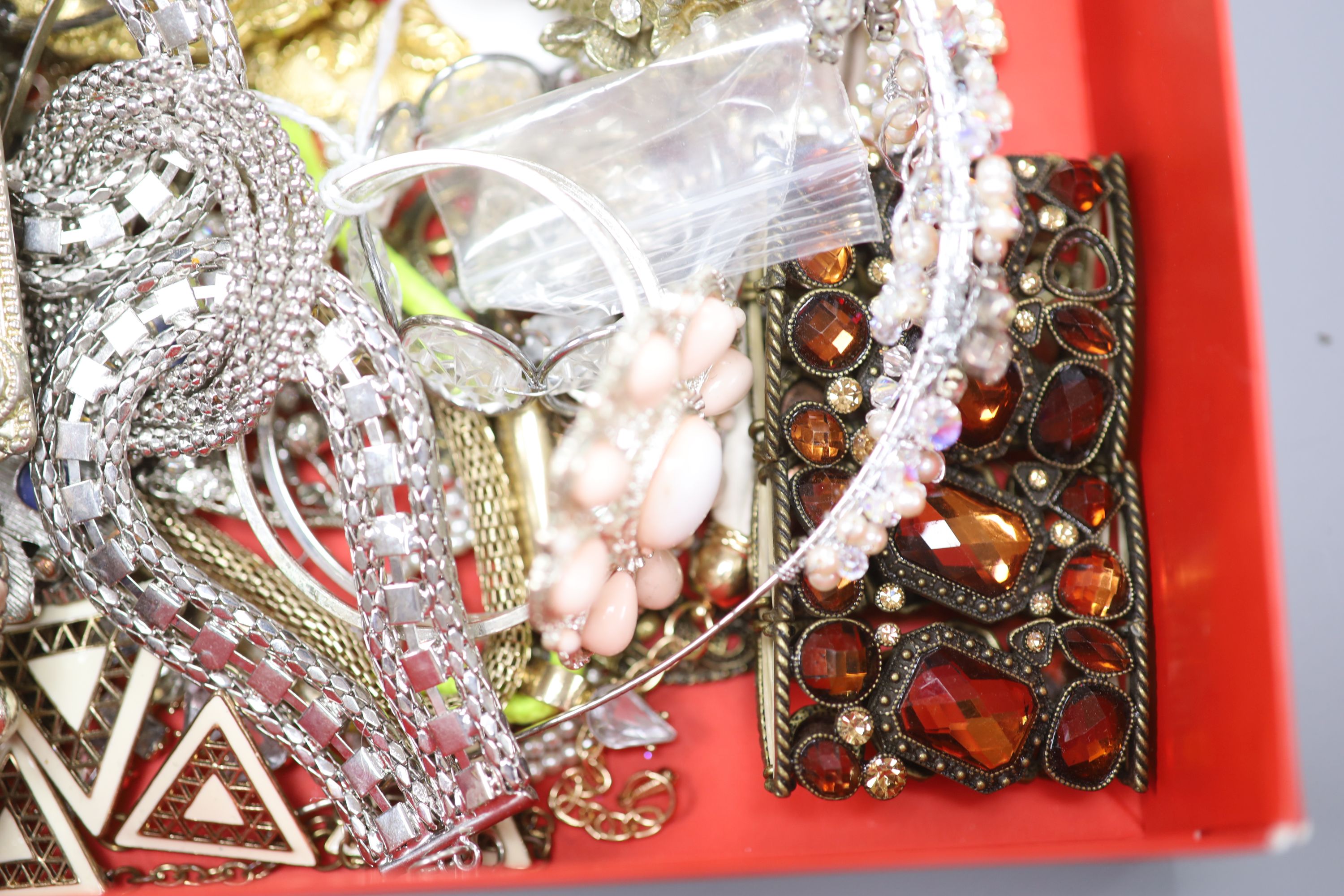 A quantity of assorted costume jewellery.
